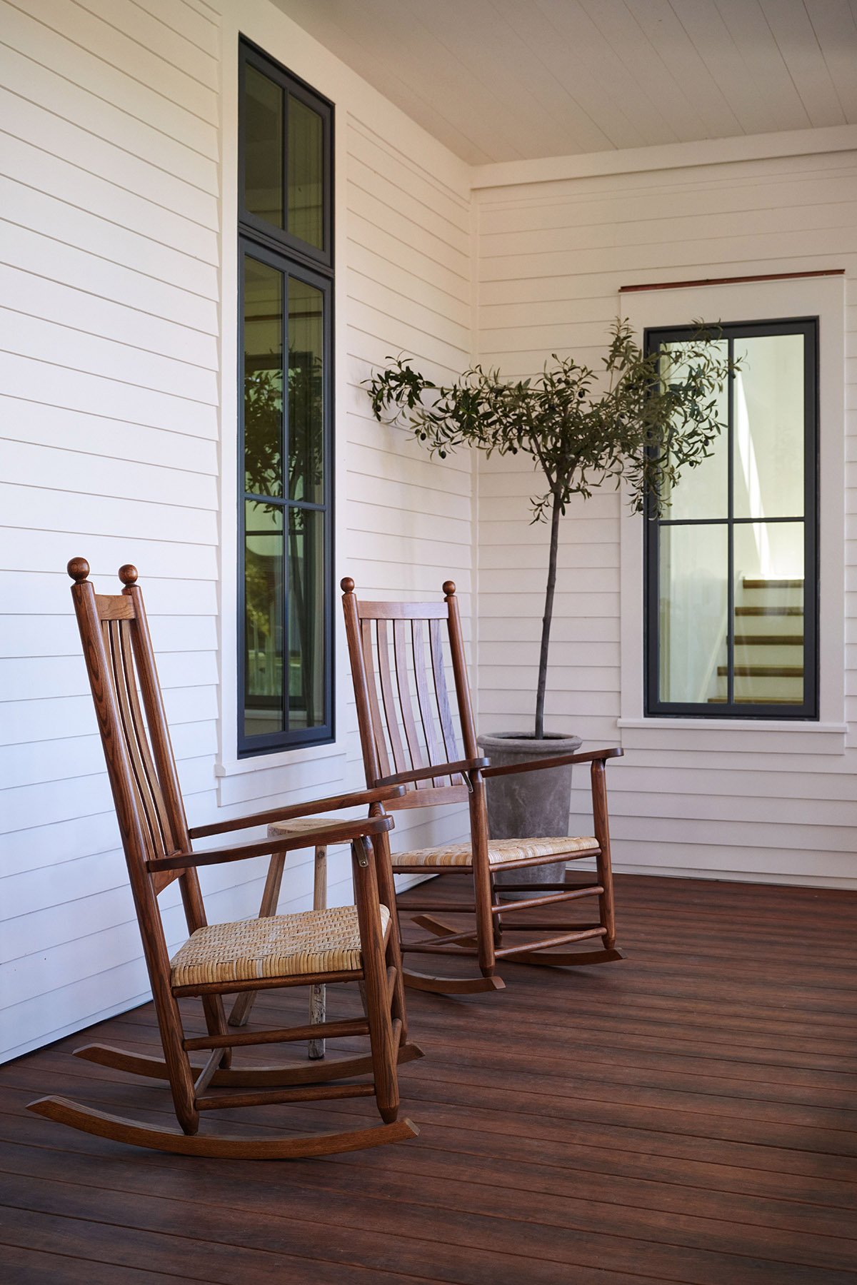JPG-Marvin_Elevate_SouthernLiving_Ext_ELCA_ELAWN_Ang_Cl_Porch_P25010_EL
