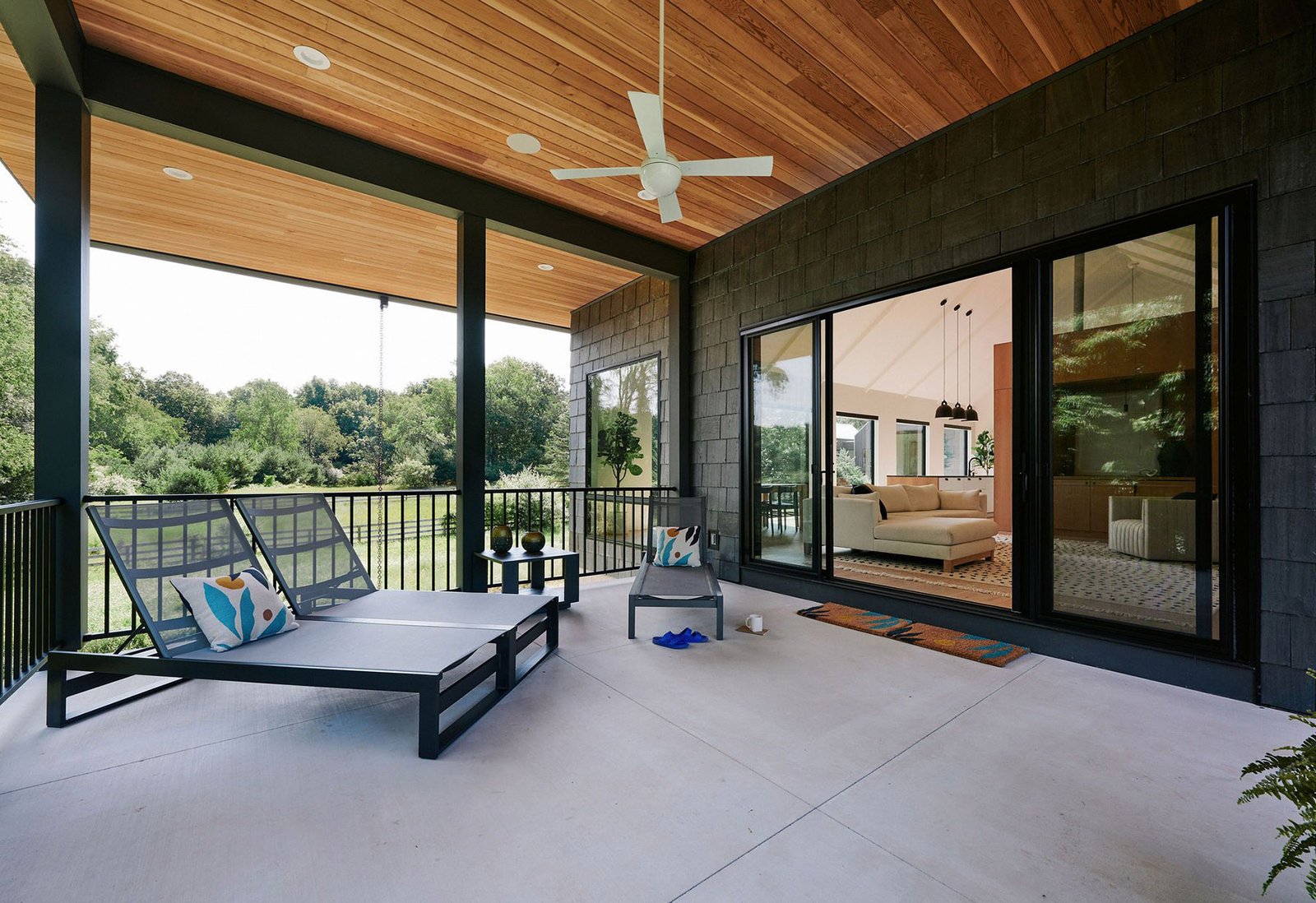 JPG-Marvin_Essential_HoneyCreek_Ext_ESDG_ESSPD_Ang_Op_Porch_P231130_ES