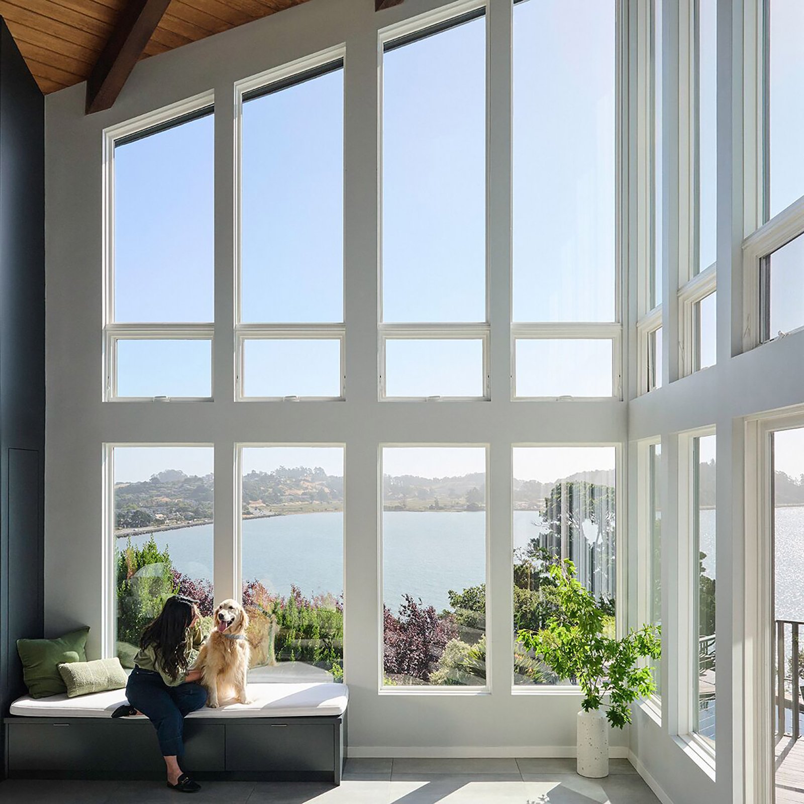 JPG-Marvin_Ultimate_Bayview_Int_UAWN_UDG_UPOLY_St_LivRm_wModels_5_P245828_UL_1200x1200