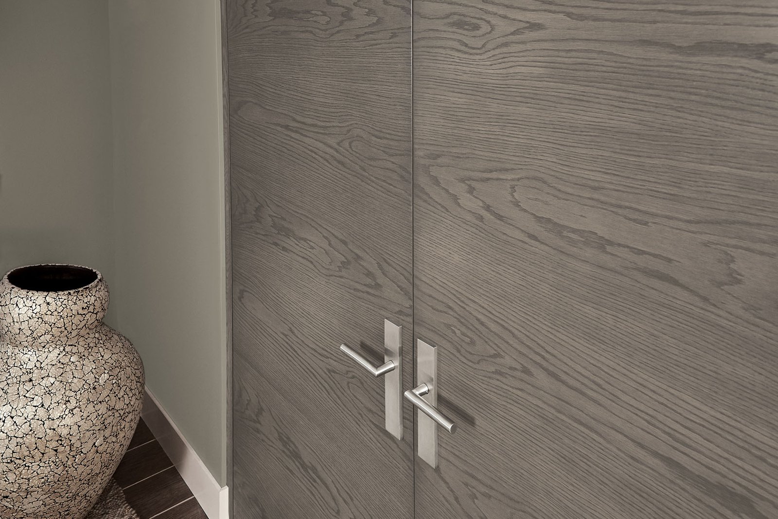 Tru _ Modern Flush Doors tmf_pswo_rusticgrey_casingless_room_detail_r1